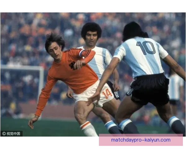 克鲁伊夫职业里程碑展现传奇球员技艺与战术智慧的传承