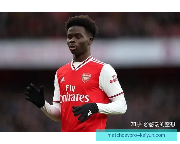 萨卡在英超表现稳健，逐渐适应高强度比赛节奏与对抗。